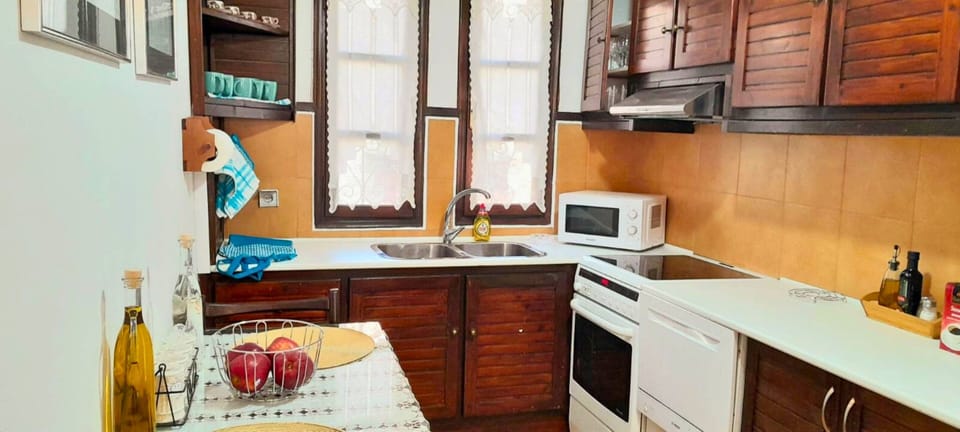 Traditional House | Private kitchen | Full-size fridge, microwave, oven, stovetop