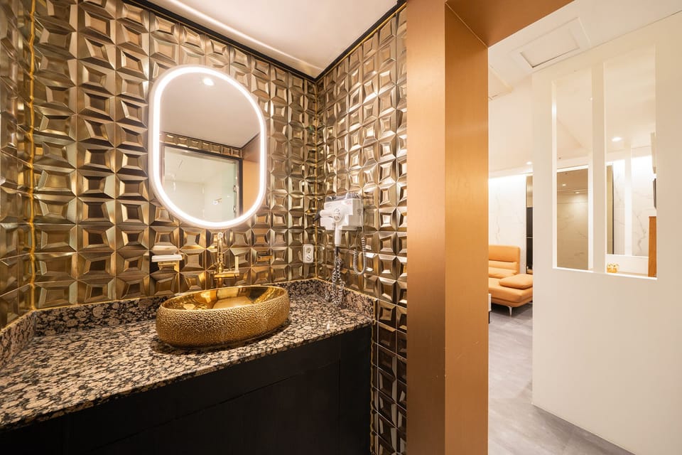 Signature Suite Twin | Bathroom | Free toiletries, hair dryer, bathrobes, slippers