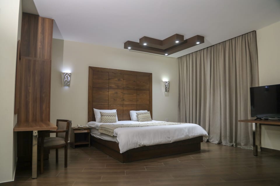 Deluxe Suite | Premium bedding, minibar, in-room safe, desk