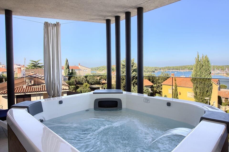 Outdoor spa tub