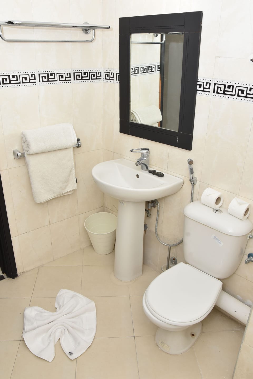 Shower, rainfall showerhead, free toiletries, hair dryer