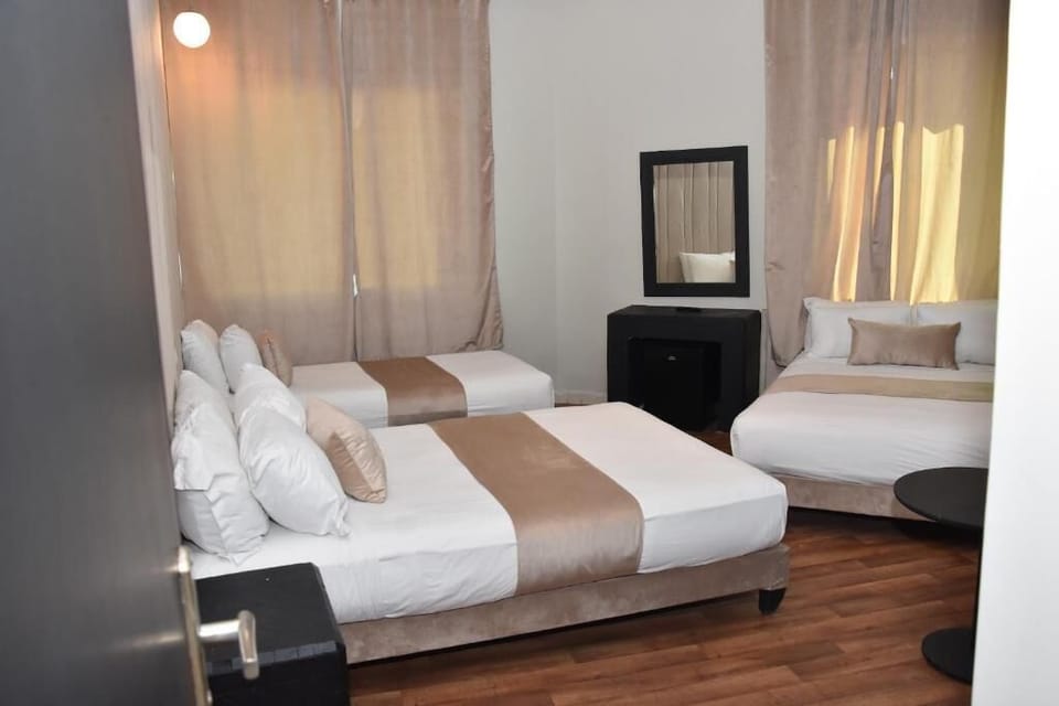 Classic Quadruple Room | In-room safe, desk, laptop workspace, soundproofing