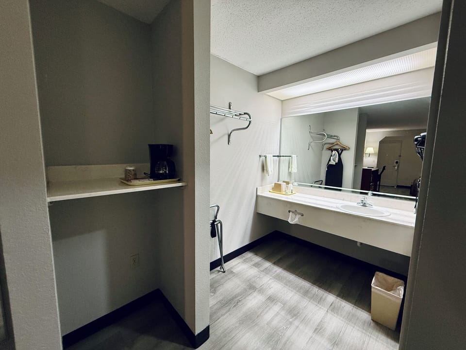 Combined shower/tub, hair dryer, towels