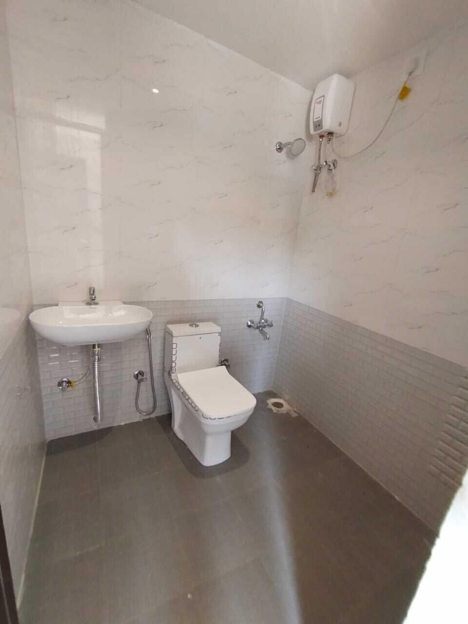 Standard Room | Bathroom | Shower, rainfall showerhead, towels, soap