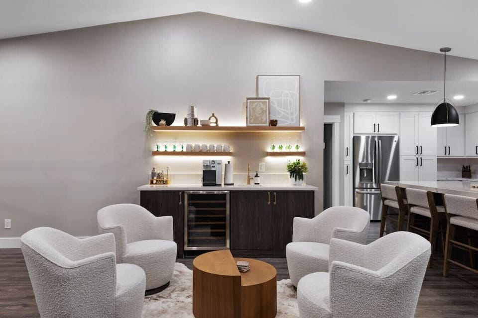 Grab a drink and chat by the bar in this stylish lounge with comfy chairs and modern Scottsdale flair.