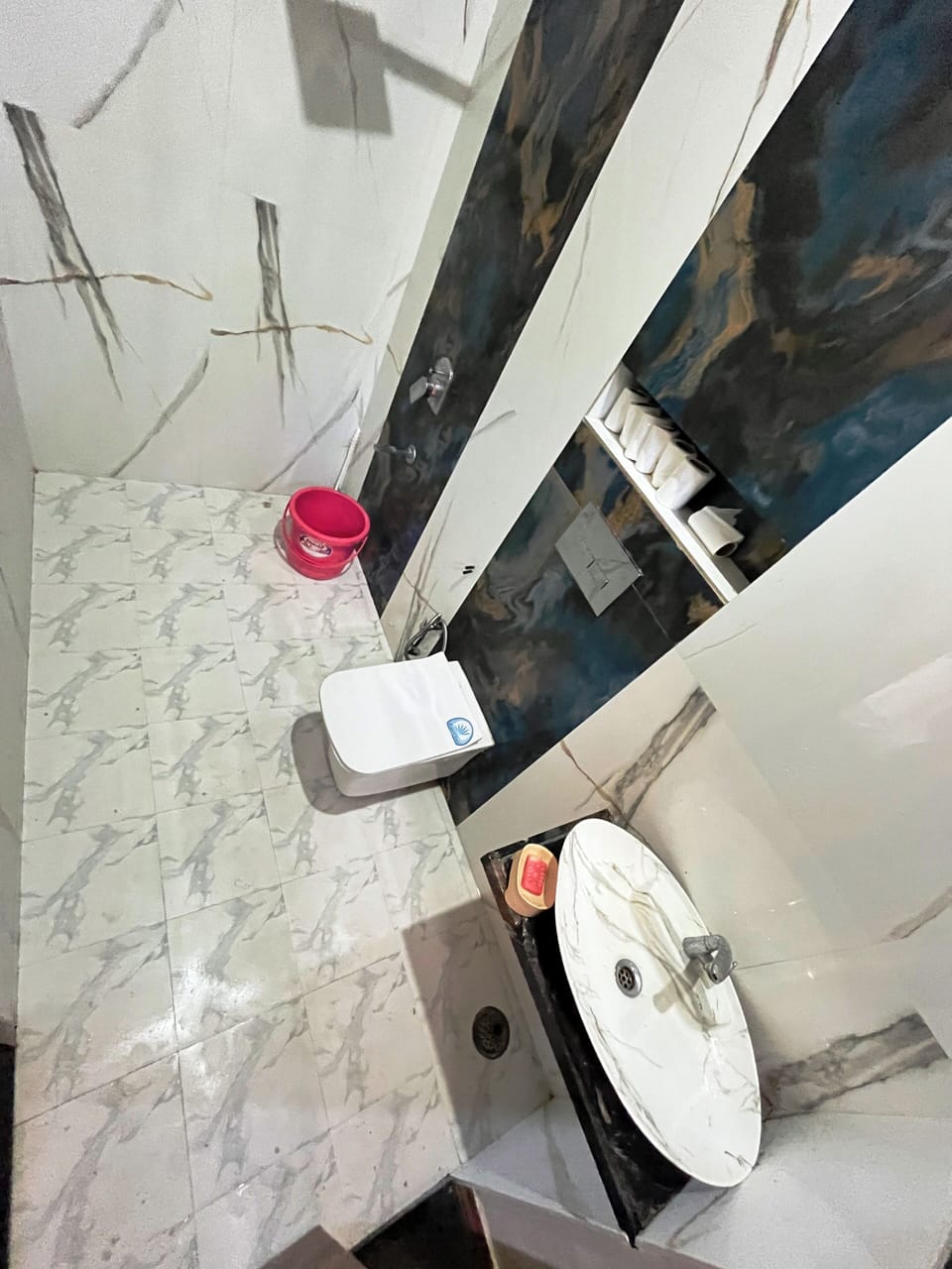 Luxury Villa | Bathroom | Shower, rainfall showerhead, free toiletries, towels