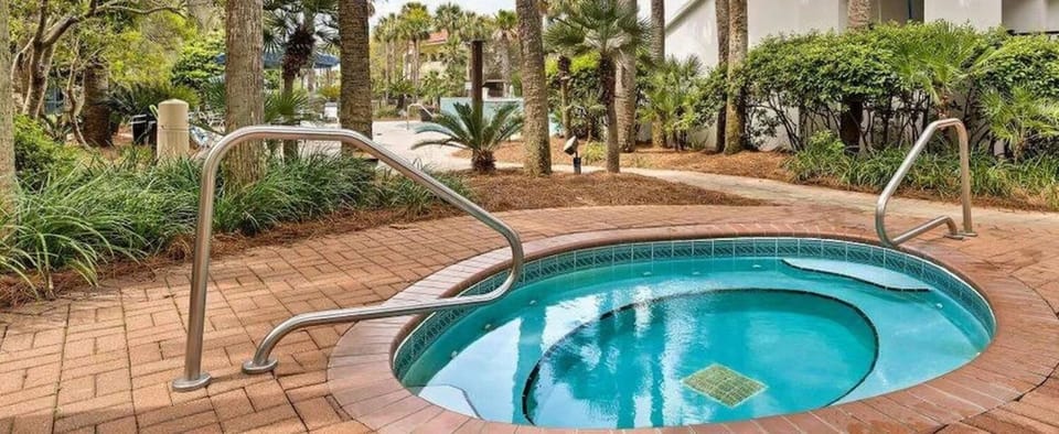 Community Hot Tub - Located next to community pool