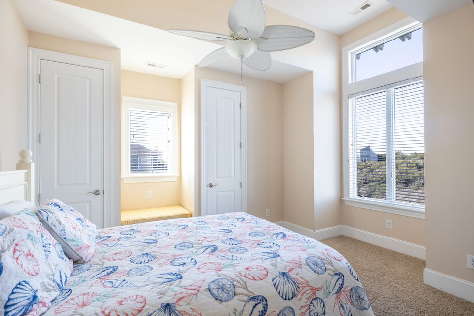 3rd Floor Bedroom w/ Queen Bed
