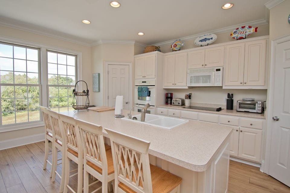 Kitchen has Bar Seating