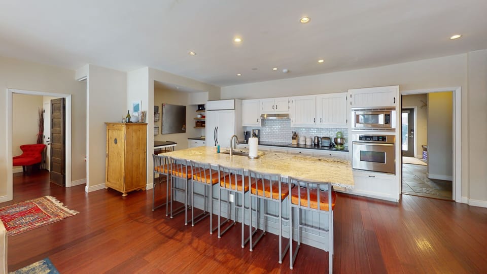 Kitchen - Eat-in breakfast bar with seating for 6