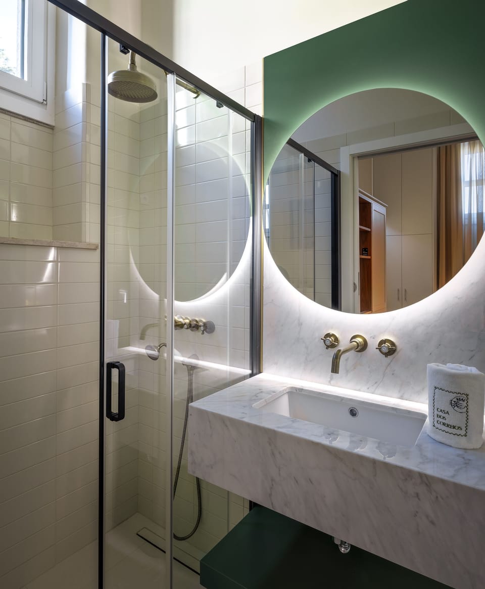 Studio Suite (50 Reis) | Bathroom | Shower, free toiletries, hair dryer, towels