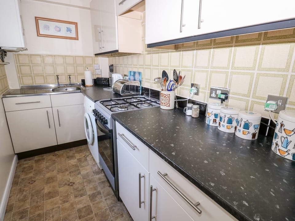 Cottage | Private kitchen | Fridge, electric kettle, toaster, cookware/dishes/utensils