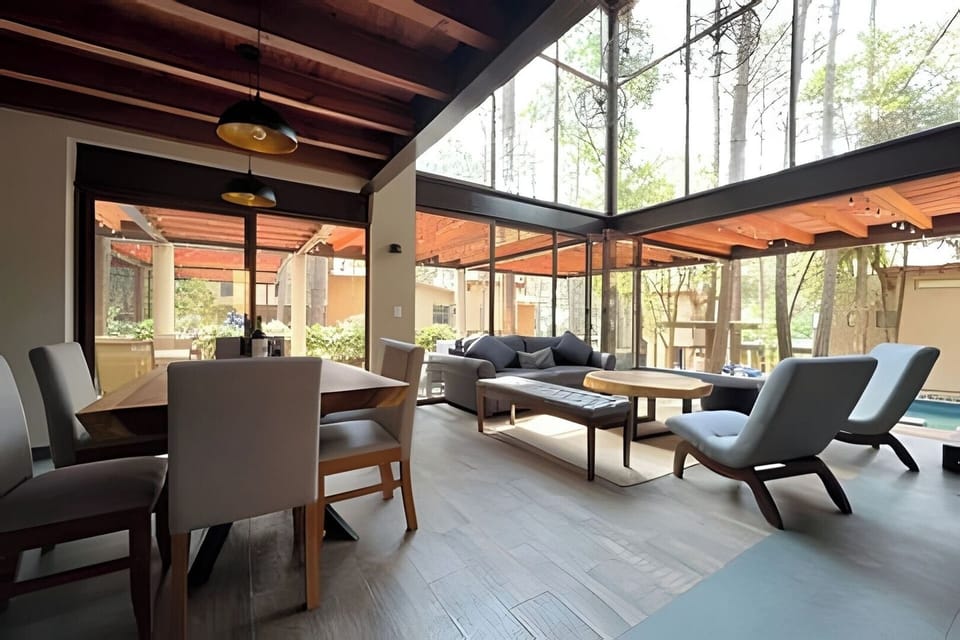 Pasa una mañana tranquila leyendo un libro en un cómodo sillón.