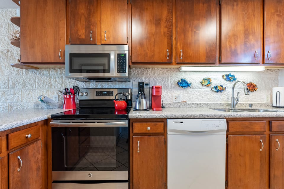 Kanai A Nalu 305- Kitchen