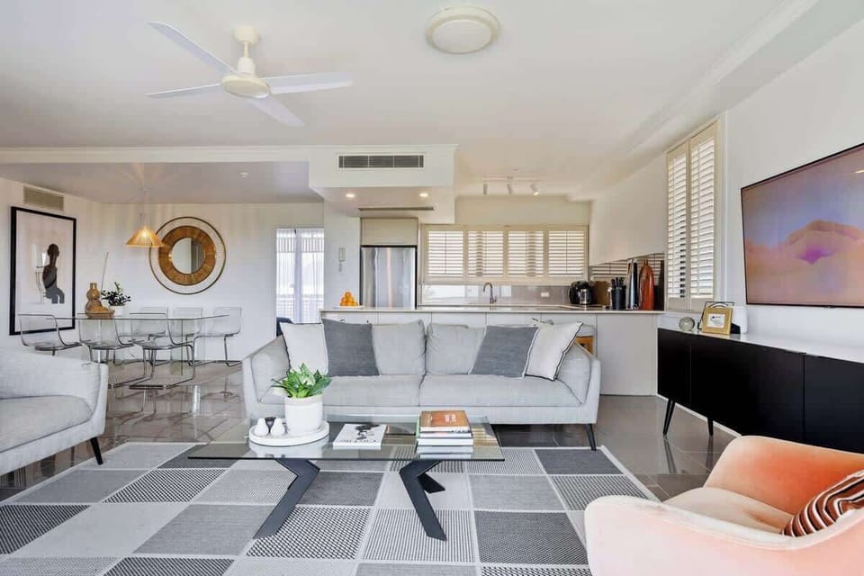 Enjoy the open-plan layout with central aircon and a ceiling fan for the perfect all-season comfort.