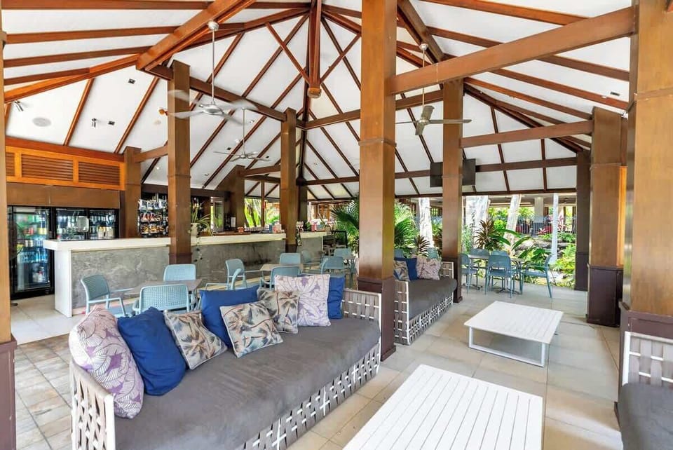 Just steps from the water, the shaded poolside bar and lounge offers a breezy, tropical escape—perfect for sipping cocktails and unwinding by the sparkling pool.