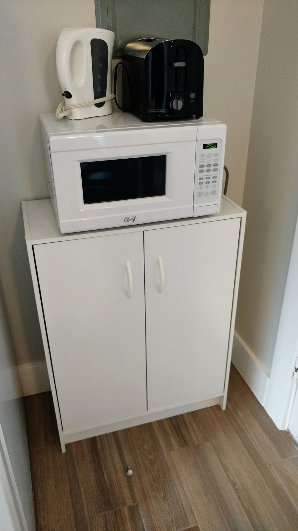 Deluxe Room, Kitchen, Mountain View | Microwave