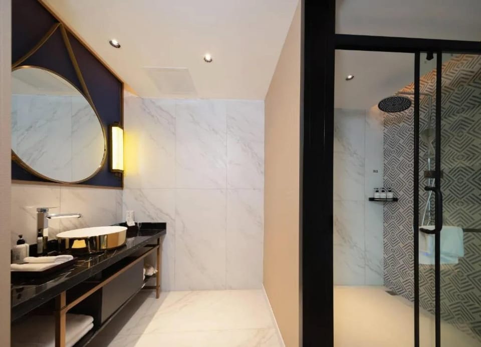 Double Room with Mountain View | Bathroom | Shower, free toiletries, hair dryer, slippers