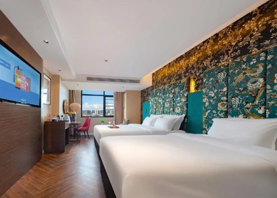 Deluxe Family Room | Desk, bed sheets