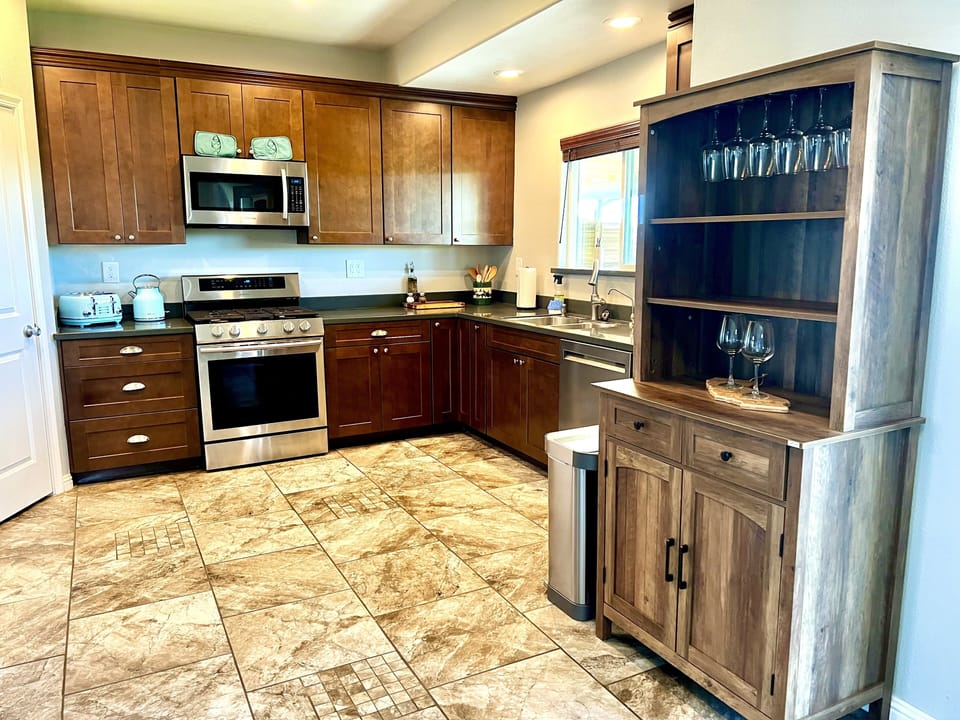 Kitchen (newly remodeled) 