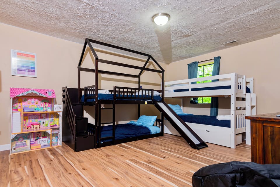 Downstairs bunk room- sleeps 4