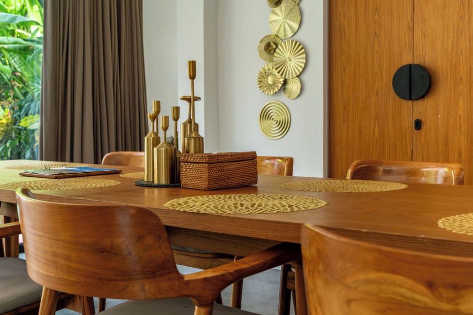 Deluxe Villa | Dining room