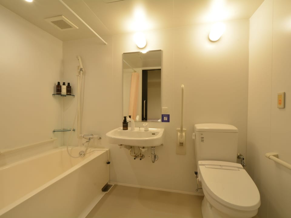 Superior Single Room | Bathroom | Combined shower/tub, free toiletries, hair dryer, slippers