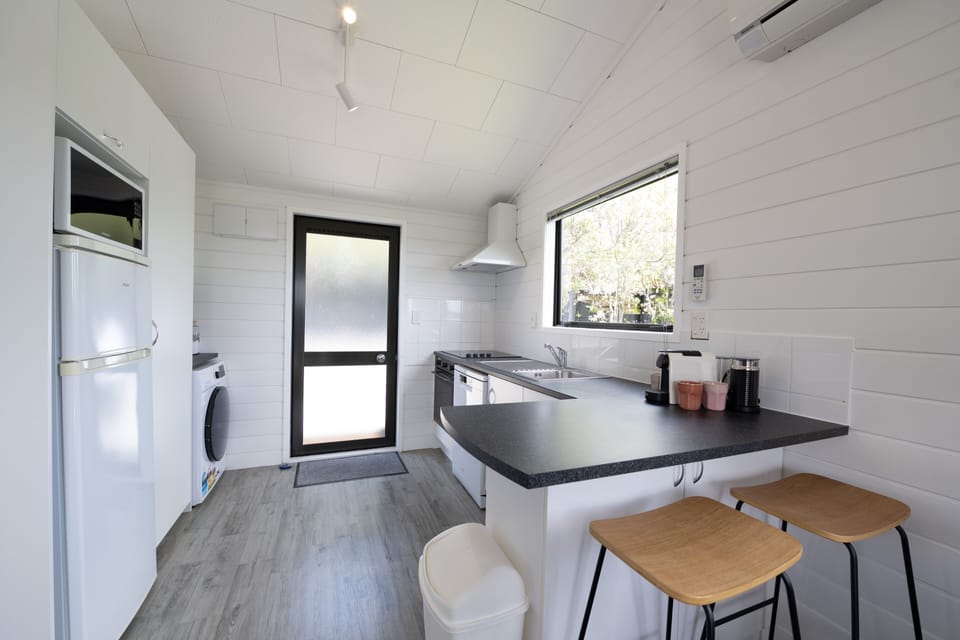 Design Cottage | Private kitchen | Full-size fridge, microwave, oven, stovetop