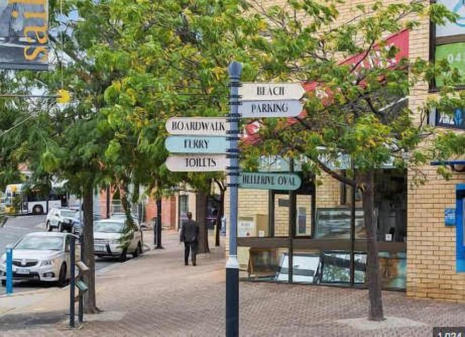 Bellerive Quay , 5 minute drive or 10 Minute Walk  Great restarauants and pub.