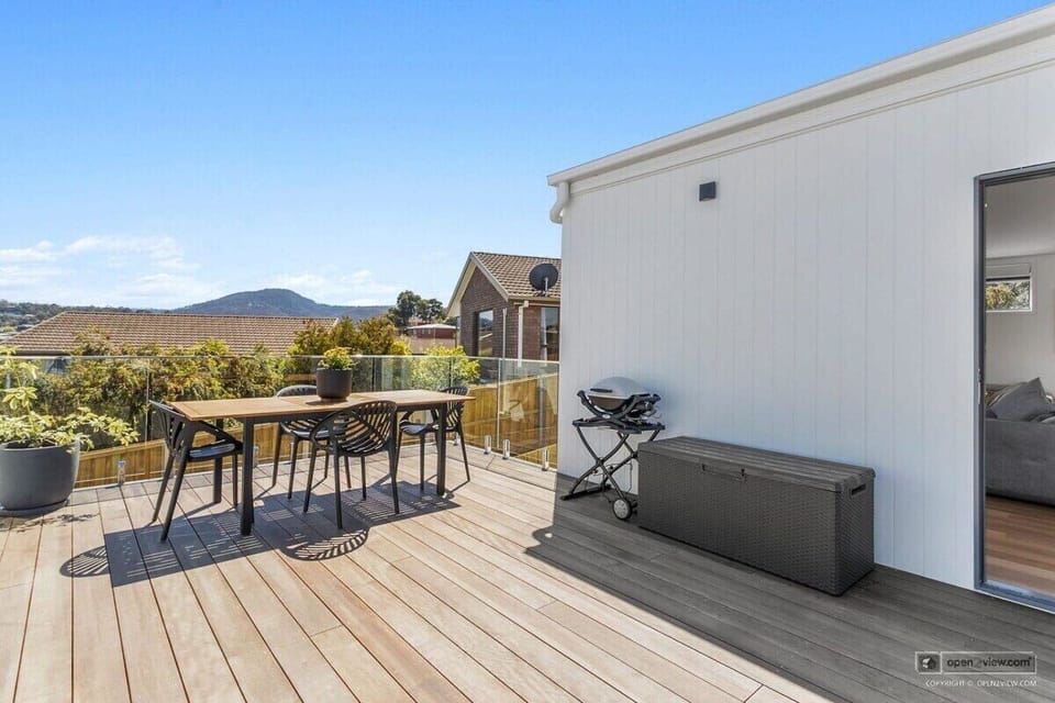 Great Sunny deck with BBQ