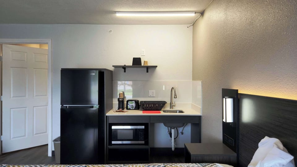 Coffee/tea maker, fridge, microwave, stovetop