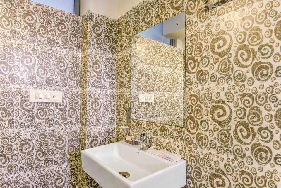 Deluxe Room | Bathroom | Towels, soap, toilet paper