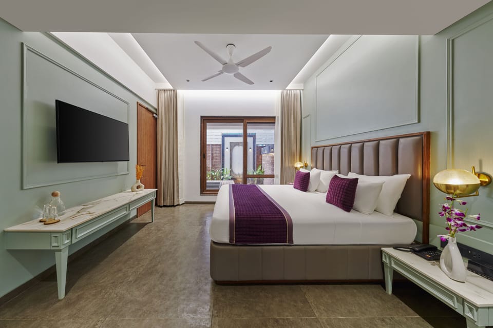 Moyrah Well Suite | Desk, free WiFi, bed sheets