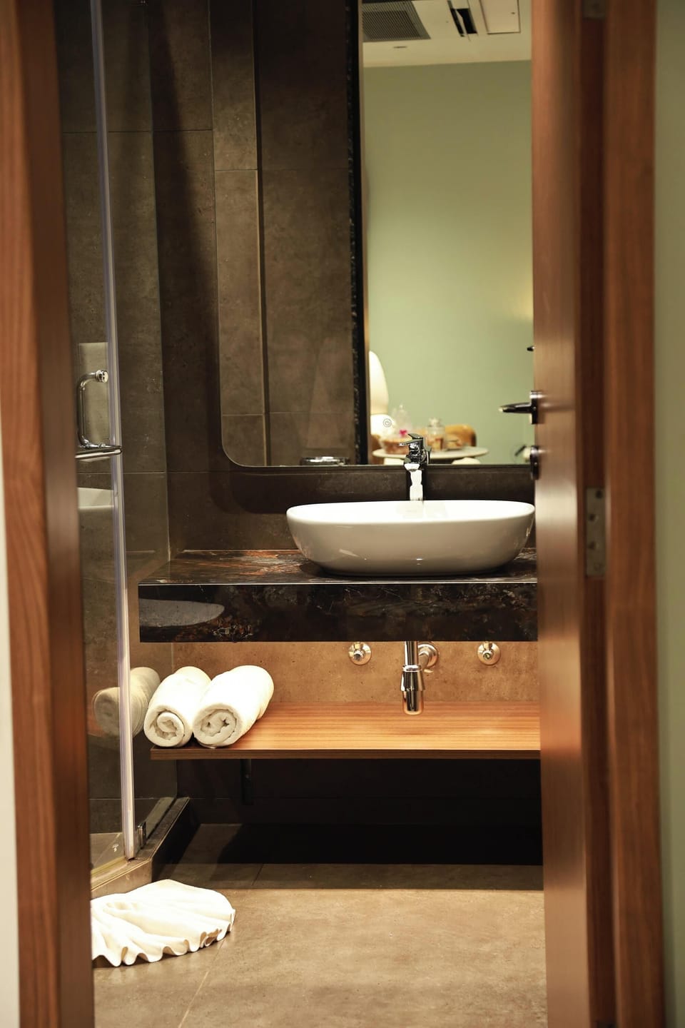 Moyrah Well Suite | Bathroom | Shower, free toiletries, bidet, towels