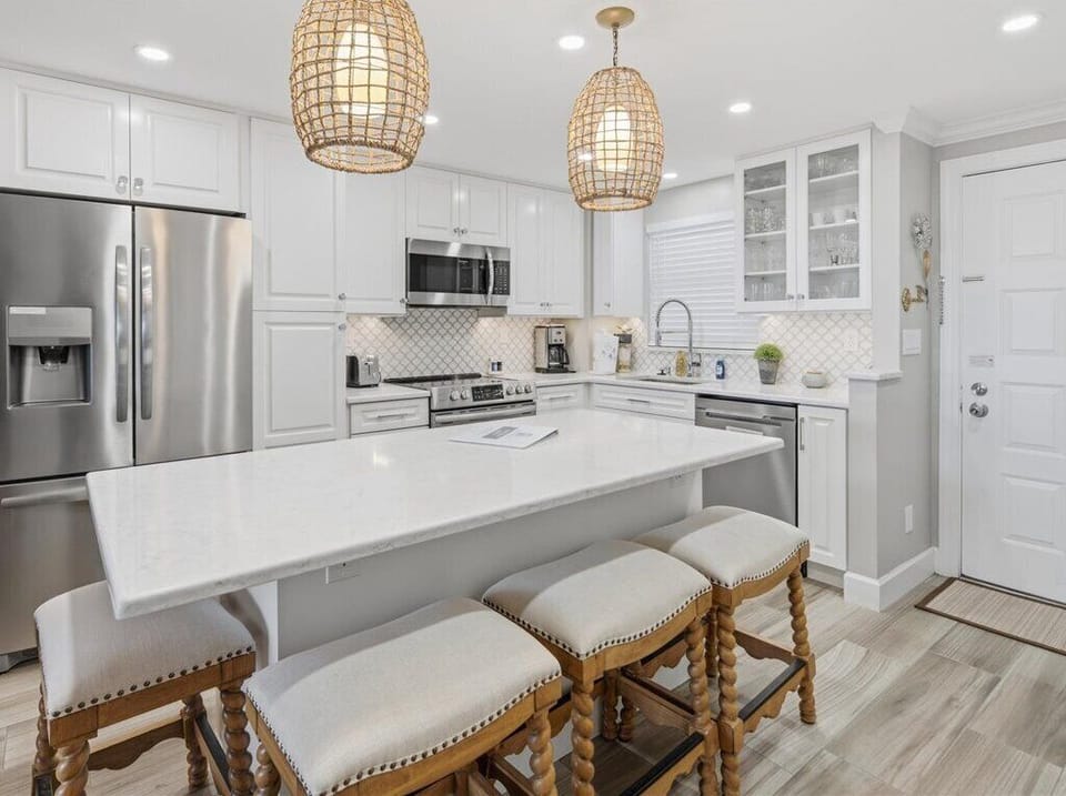 Kitchen and breakfast bar