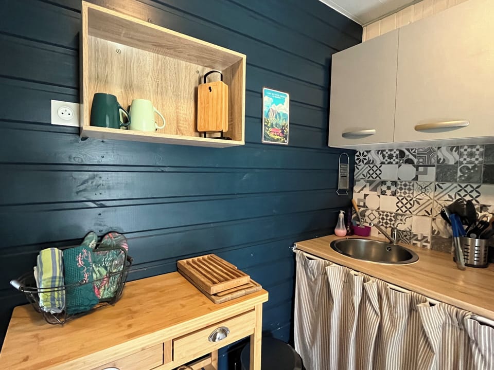 Family Bungalow, 2 Bedrooms, Air conditioning, Mountainside | Private kitchen | Shared fridge, microwave