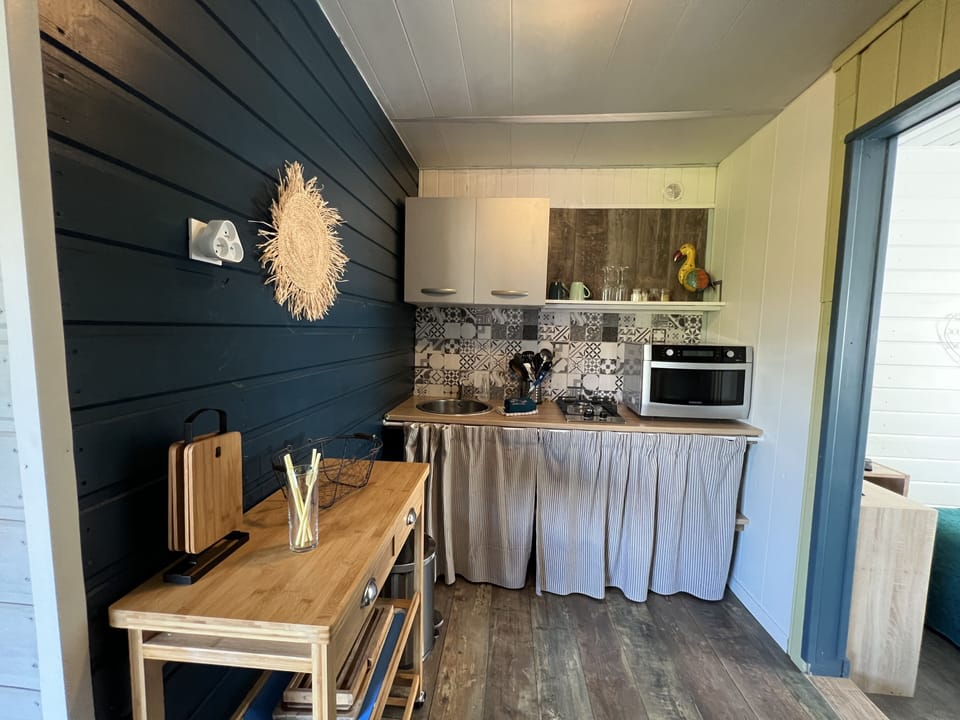 Family Bungalow, 2 Bedrooms, Air conditioning, Mountainside | Private kitchenette | Shared fridge, microwave