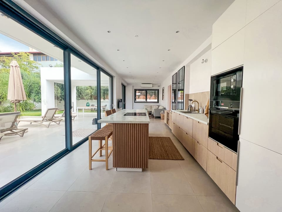 Large opening window bay