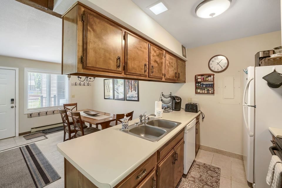 Condo, 3 Bedrooms | Private kitchen | Coffee/tea maker, fridge, oven, toaster