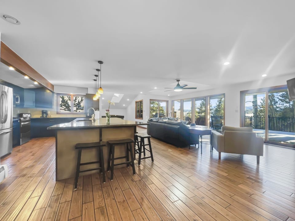 House, 5 Bedrooms | Private kitchen | Fridge, oven, coffee/tea maker, toaster