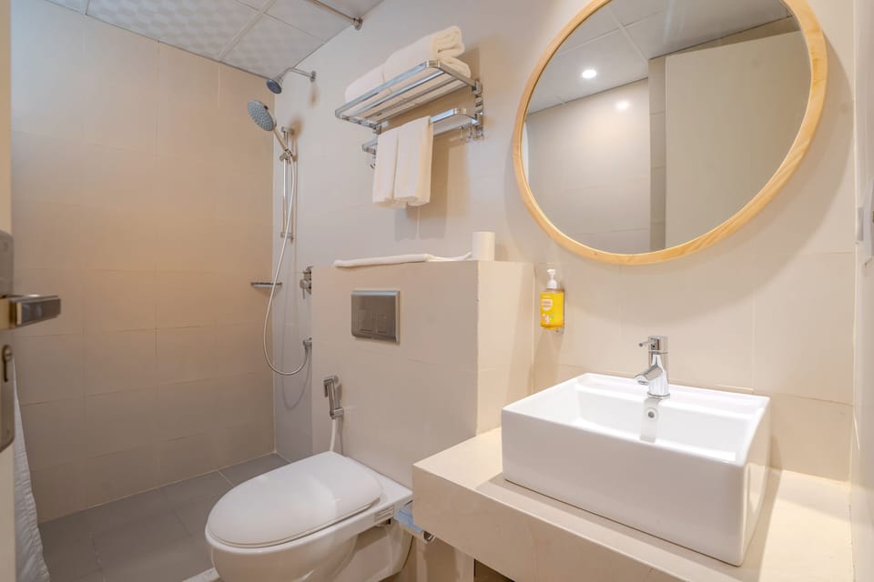Premium Double Room, 1 King Bed | Bathroom | Shower, free toiletries, towels