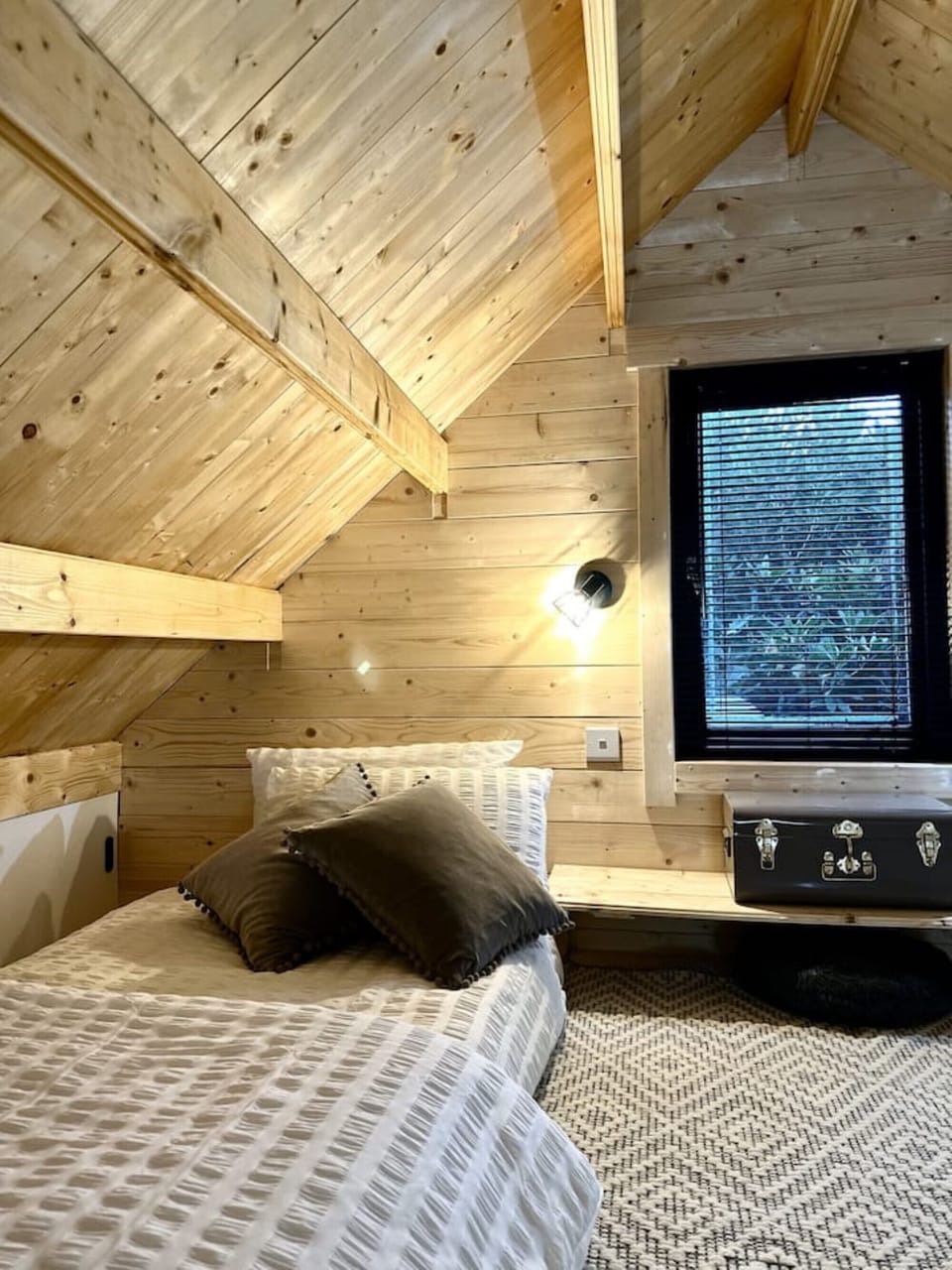 Mezzanine: Upstairs Bedroom with two single-beds (Left side single bed)