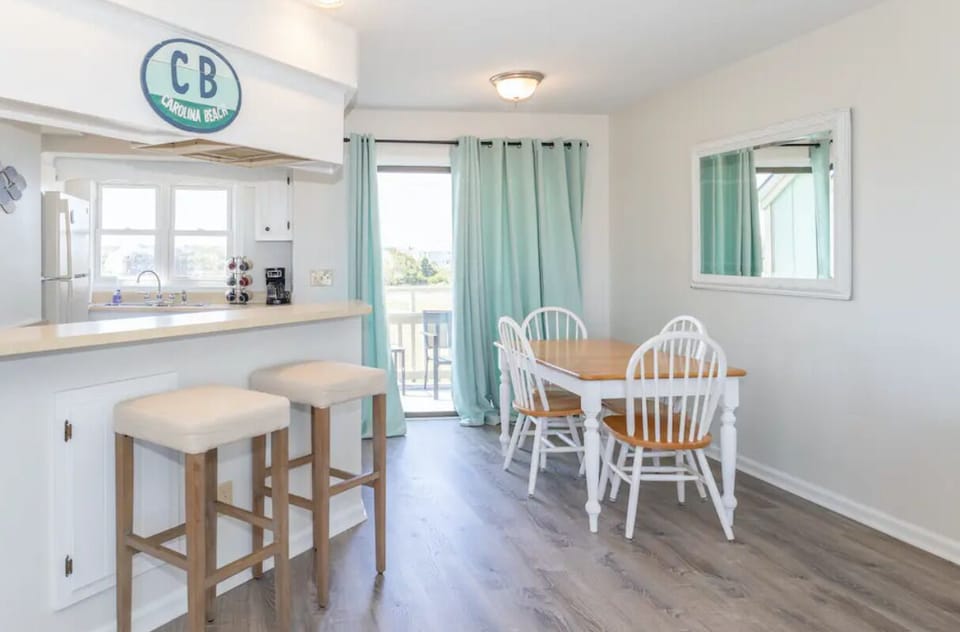 Eat-in bar and dinning table