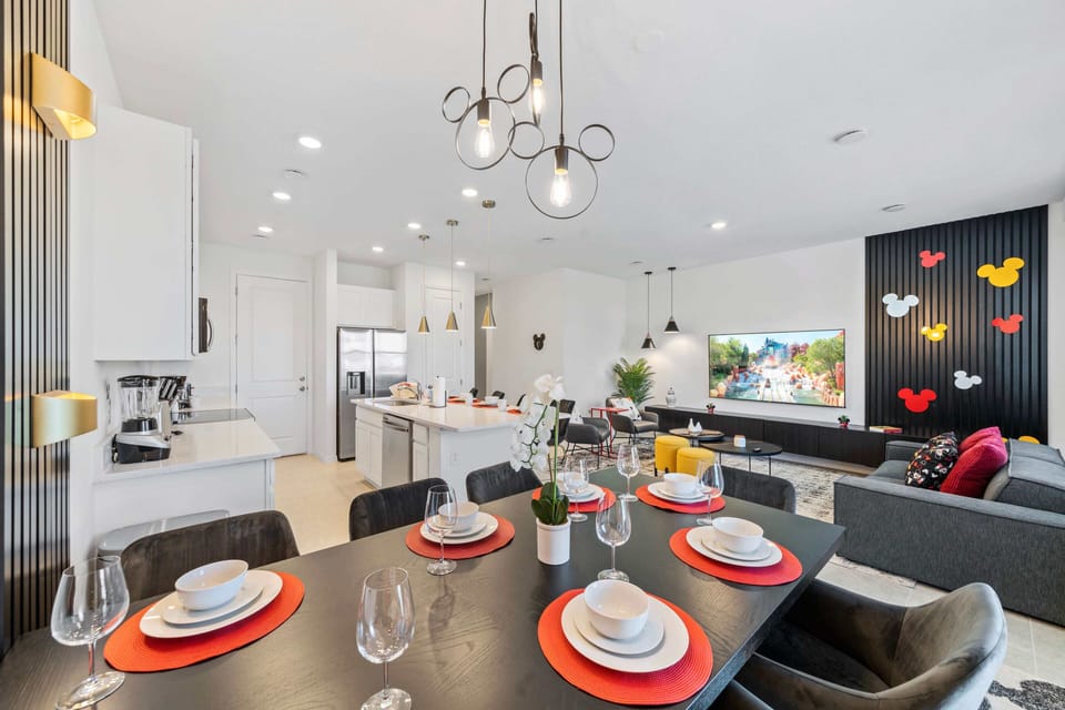 Impressive Dining Area of the Townhouse in Davenport Florida - 7 Persons dining - Chic dining area featuring a stylish table and contemporary seating - Seamless connection between dining, kitchen and living area