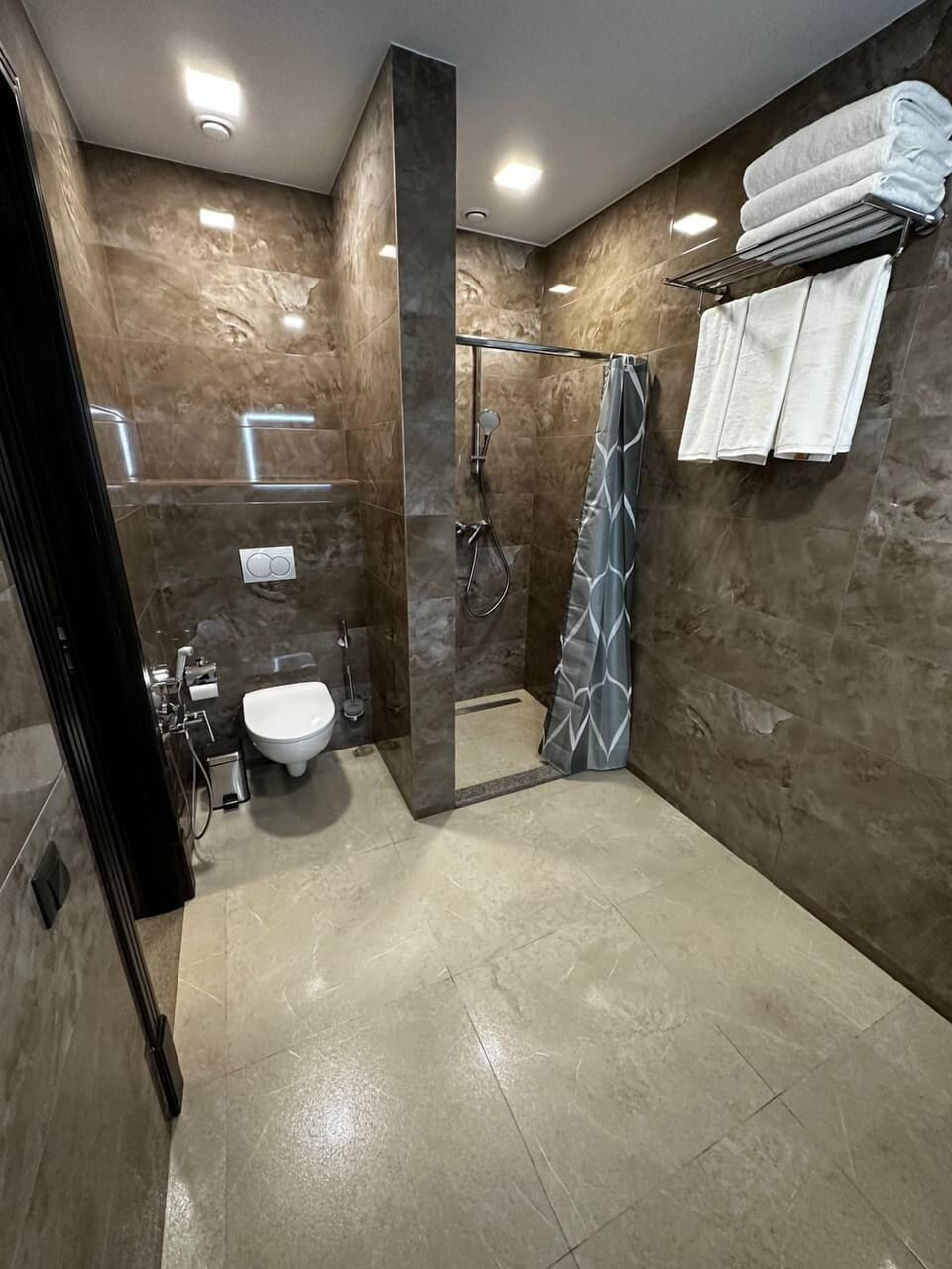 Standard Triple Room, Multiple Beds | Bathroom | Shower, free toiletries, hair dryer, bathrobes