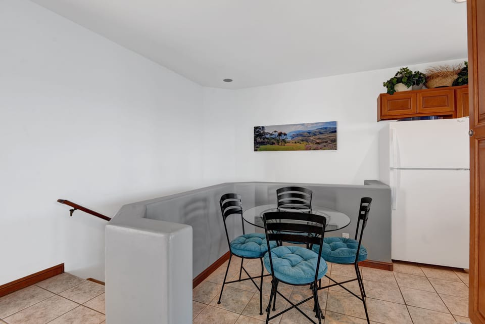 DINING ROOM LANDING.jpg