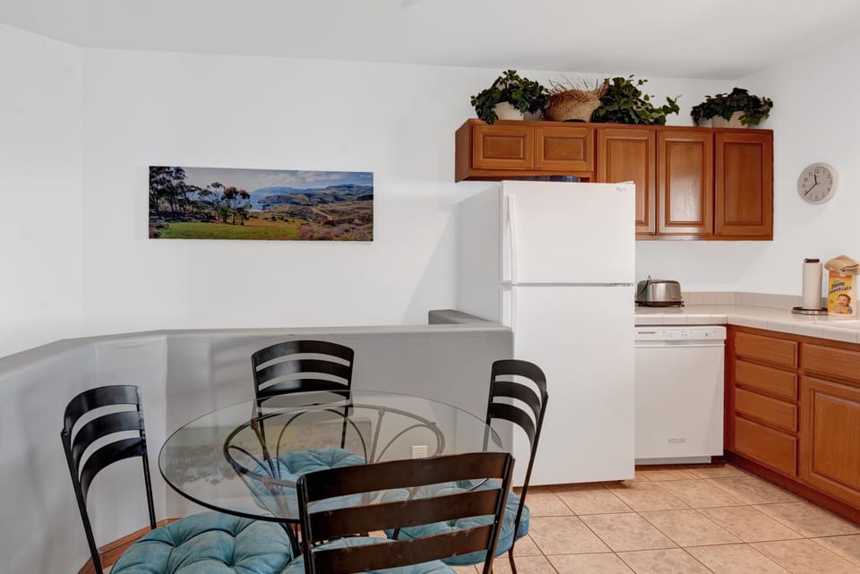 DINING ROOM TO KITCHEN.jpg