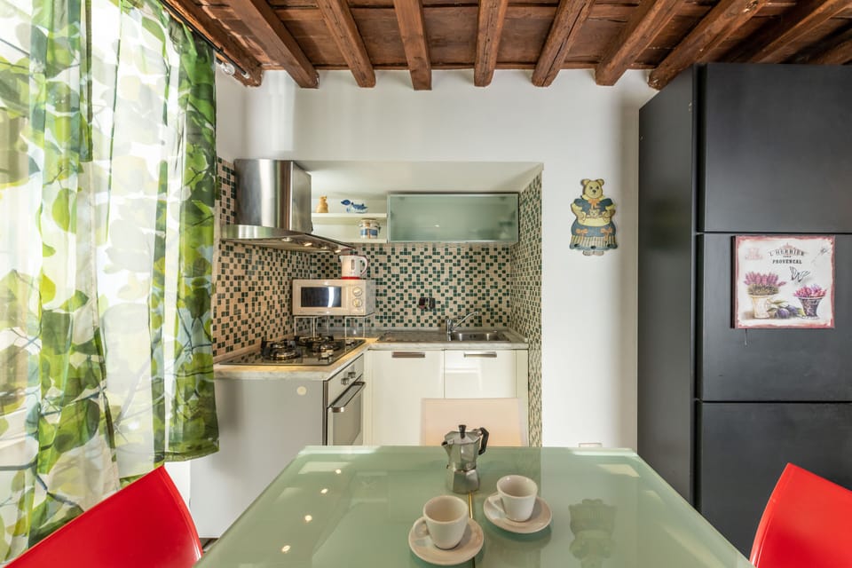 Full-size fridge, microwave, oven, stovetop
