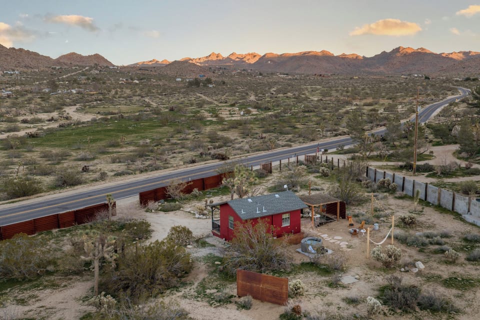 Desert cabin with mountain views, fire pit & soaking tub retreat