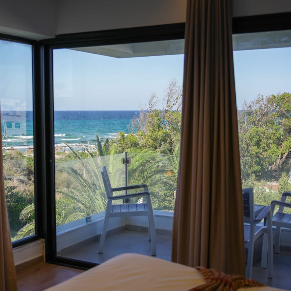 Luxury Suite, Beach View | Desk, soundproofing, bed sheets